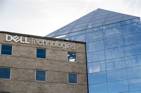 Dell reports sales that top estimates on AI server orders .